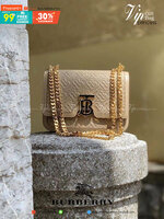 พรีเมี่ยมกิ๊ฟแท้ 100% 】BURBERRY FRAGRANCES LEATHER CROSSBODY BAG VIP GIFT WITH PURCHASE (GWP) กระเป๋าสะพายพรีเมี่ยมกิ๊ฟรุ่นใหม่ล่าสุด Limited จาก BURBERRY Perfume DutyFree หนังขึ้นลายแบรนด์โมโนเเกรมคอลเลคชั่นใหม่ทรงเหลี่ยมสวยหรูสุดๆ