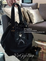 กระเป๋าทรง NYLON BUCKET STYLE จาก PRADA PREMIUM GIFT♡ จับจีบขนาดกำลังดี ใส่ของได้เยอะ ตัวกระเป๋าทรงจากไนล่อน กันน้ำทั้งใบ อะไหล่ทองปั้มแบรนด์ ด้านในจุของได้เยอะ บุผ้าปั้มแบรนด์ใส่ ipad ใส่หนังสือ ขวดน้ำ เครื่องสำอางค์ได้สบายคะ จะถือสวยๆ ก็เข้ากัน *