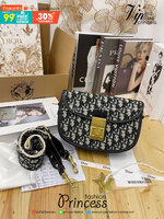 Dior Addict Flap Bag in Oblique กระเป๋าสะพาย ไอเท็มใหม่ล่าสุดปังมากๆ น่าใช้น่าสะสม พร้อมกล่องแบรนด์ จะซื้อใช้เองหรือมอบเป็นของขวัญก็ดูดีถูกใจผู้รับแน่นอนค่ะ พร้อมส่งที่ไทยราคาสุดคุ้มไอเท็มเด็ดๆห้ามพลาด!