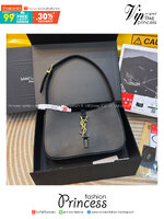 YSL le 5 à 7 Hobo Bag กระเป๋าสะพายไหล่ดีเทลหรู ฮอตไม่หยุด ฉ่ำสุดตัวแม่ คลาสสิค ดีเทลหรู สวยครบทุกมุมตอบโจทย์ทุกไลฟ์สไตล์ ใช้งานได้ง่ายและสะดวก หนังเรียบสวยน้ำหนักเบา คมชัด ดูแพงที่สุด