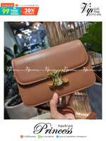 VIP 🥂 CELINE CLASSIQUE TRIOMPHE BAG IN SHINY CALFSKIN ไอเท็มสุดคลาสสิค ที่ขาดไม่ได้ กระเป๋าสะพายทรงสวยคลาสสิค แฝงความผู้ดี ที่ใช้ได้ทั้งชายหญิง วัสดุหนังแท้ เปิด-ปิดด้วยตัวกดล็อค สะดวกใช้มาก ภายในเป็นช่องโล่ง เก็บของได้เป็นสัดส่วน และยังมีช่องซิปใ