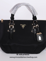 PRADA NYLON BAG WITH ZIP VIP GIFT สินค้า Premium gift จากเค้าเตอร์แบรนด์ต่างประเทศ รุ่น Limited edition แท้💯 กระเป๋าถือหรือสะพาย วัสดุ nylon เนื้อหนา คุณภาพดี ดีไซน์สวยดูโดดเด่น ด้านหน้าประดับ logo brand อะไหล่ทองหรูหรา เปิดปิดด้วยซิป ภายในกว้าง จ