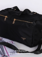 PRADA TESSUTO NYLON TRAVEL BAG สินค้า Premium gift จากเค้าเตอร์แบรนด์ต่างประเทศ รุ่น Limited edition แท้💯 กระเป๋าเดินทาง/ ฟิตเนส ดีไซน์เกร์ๆ สวยๆ ตามแบบฉบับแบรนด์ วัสดุผ้าไนล่อน เนื้อหนา คุณภาพดี อะไหล่ทองสวยหรู ดูแพง รุ่นนี้ถือหรือ สะพายไหล่ จะได