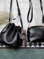 รุ่นใหม่ล่าสุด สวยมากๆค่า รุ่น New KEEP classy bucket bag with bear 🐻 key ทรงเก๋ สวย น่ารัก ขนาดตอบทุกโจทย์การใช้งาน เห็นแล้ว #หลงรักเลยคะ #ใบนี้ซื้อ1ได้ถึง3เลยค่า 🌲ตัวกระเป๋าขนาดกำลังดีหนังเนื้อดีมากๆคะ ดูแลรักษาง่าย ด้านในสีแดง มีกระเป๋าใบ