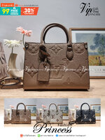 LV Onthego / LV crossbody tote bag กระเป๋าทรงโท้ทเวอร์ชั่นดั้งเดิม ที่คลาสสิค ผู้ดี หรูหรา โทนสีใช้งานง่าย ได้ทุกลุค ทุกสไตล์ วัสดุหนังลูกวัว ผิวลายเกรน มาพร้อมหูจับในตัว คล้องแขนก็ดูแพง หรือจะเกี่ยวสายครอสสะพายก็อัพลุคได้เลย ภายในโล่งกว้างมาก มีอะไหล่เกี