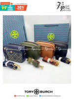TORY BURCH T MONOGRAM JACQUARD CAMERA BAG กระเป๋าสะพาย Crossbody วัสดุหนังวัวแท้ การออกแบบเรียบง่าย ยังคงความหรูหราเอาไว้ โดดเด่นด้วยลวดลาย T Monogram มาพร้อมสายสะพายยาวแบบสปอร์ต ถอดออกได้ สายปรับระดับได้ ตอบสนองการใช้งานได้ดี มีหูหิ้วด้านบนสามารถใช้งานได