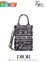 ORI 】Mini Dior Book Tote Phone Bag พร้อมส่งที่ไทย ภาพสินค้าถ่ายจากงานขายจริง ใช้งานต่างประเทศได้ กระเป๋าใบมินิจะใส่โทรศัพท์ได้เช่นเดียวกับของใช้จำเป็นเล็กๆ น้อยๆ ในแต่ละวัน มาพร้อมสายสะพายไหล่แบบปักที่ปรับได้และถอดออกได้ อุปกรณ์เสริมอันทันสมัยนี้สามารถสวม