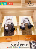 VIP 】หนังแท้ LV Louis Vuitton mini Tote Bag กระเป๋าสะพายข้างลายโมโนแกรม ด้านในโล่ง ใส่กระเป๋าตังค์ ใส่โทรศัพท์ Iphone+ ได้ น้ำหนักเบา มาพร้อมกล่องและลิปบิ้นแบรนด์ สวยหรูดูแพง จะซื้อใช้เองหรือเป็นของขวัญก็เหมาะ ได้ไปไม่ผิดหวังค่ะ ไอเท็มนี่ไม่ควรพลาดค่า