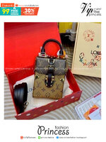 LV Camera Box bag กระเป๋าถือ/สะพายทรงกล่อง ไอเท็มหรูหราวินเทจสวยหรูทุกมุมมอง ตกแต่งเพิ่มดีเทลด้วยหมุด วัสดุหนังแคนวาสคุณภาพ มีหูจับในตัว พร้อมตอบรับได้ทุกลุค ทุกสไตล์