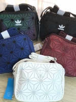 Adidas mini Airline bag กระเป๋าสะพายข้างแนว sport วัสดุด้านหน้าเนื้อ matte ผสมหนังนิ่มค่ะ น้ำหนักเบา ด้านหน้าติดโลโก้แบรนด์ เปิดปิด กระเป๋าแบบซิป ภายในโล่ง ใส่ของจุพอประมาณค่ะ มีช่องซิป หนึ่งช่อง ด้านหลังมีอีก 1 ช่องซิป:สายสะพายปรัยได้ freesize ขนาดกำลังด
