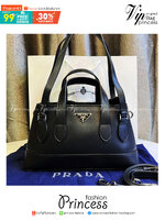 Double 2 way leather handbag / PRADA LEATHER HANDBAG พร้อมส่งที่ไทย กระเป๋าถือหูจับในตัว 2 เส้น พร้อมสายสะพายยาว รูปทรงคลาสสิคใช้งานง่าย มีกิมมิกที่ภายในมีหูรูดน่ารักสุดๆ