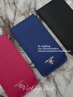 พร้อมส่งครบสีแล้วค้าา รุ่นขายดีเว่อร์วัง♡♡ *สำหรับคนชอบใส่บัตรเยอะ แนะนำรุ่นนี้คะ งานพรีเมี่ยมกิ้ฟท์จากเค้าเตอร์ต่างประเทศ กลับมาพร้อมส่งครบสี อีกครั้งค่า กระเป๋าสตางค์ทรงสวย สะดุดตา หนังสัมผัส Safiano จากแบรนด์ PRADA มีช่องใส่นามบัตรมากถึง 