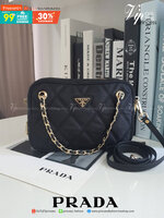 รุ่นใหม่มาแรง จากงานพรีเมียมกิ้ฟท์แบรนด์ PRADA รุ่น Mini handbag มาพร้อมกันถึง2สาย สายคล้องติดกระเป๋า และสายยาว Crossbody วัสดุทำจากผ้าNylon ลายตาราง สวยหรูดูดีมากคะ เปิดปิดด้วยซิป ภายใรมีป้ายโลโก้แบรนด์ มีช่องซิปและช่องใส่ของแยกอีก บุผ้าลายแบรนด์อย่างดี 