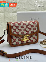 พรีเมี่ยมกิ๊ฟแท้ 100% 】พร้อมส่งที่ไทย ที่นี่ที่เดียว CELINE TRIOMPHE CROSSBODY BAG VIP GIFT WITH PURCHASE-GWP พรีเมี่ยมกิ๊ฟ Limited Edition จาก CELINE PERFUME DUTY FREE COUNTER วัสดุ CANVAS & LEATHER ดีไซน์ยอดนิยมสไตล์สาว LISA