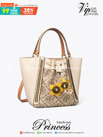 TORY BURCH T Monogram McGraw Braided Dragonfly Bag / TORY BURCH T MONOGRAM FLORAL CROSSBODY BAG กระเป๋าสะพายน้องใหม่มาแรง ลวดลาย Monogram ดีไซน์เก๋ วัสดุ calfskin อะไหล่สีทอง รูปทรงถักเปียด้านข้าง สายรุดประดับด้วยดอกได้ที่ทำจากหนัง สไตล์เรียบง่ายแต่ดูหรูส