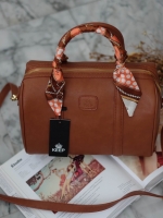 รุ่นใหม่ล่าสุด หนังแกะสวยมากคะ สีเข้าใหม่ >> classic grey และ D.brown รุ่น KEEP sheep leather Pillow bag สวย น่ารัก ขนาดตอบทุกโจทย์การใช้งาน เห็นแล้ว #หลงรักเลยคะ ตัวกระเป๋าขนาดกำลังดี จุของคุ้ม หนังแกะ สวยมาก ดูแลรักษาง่าย ประดับด้วยผ้าพันหูกระเป๋า