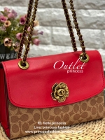 COACH PARKER SIGNATURE SHOULDER BAG กระเป๋าสะพายข้าง/ crossbody หนังแกะแท้ น้ำหนักเบา สวยหรู เปิดปิดกระเป๋าแบบหมุนล็อค อะไหล่รูปเป็นดอกคามิเลีย ภายในกระเป๋ากว้าง แบ่ง 2 ช่องหลัก ช่องซิปคั่นกลางเป็นสัดส่วน ใส่ wallet ยาว ของส่วนตัวใช้ได้ บุหนังกลับผสมกำมะห