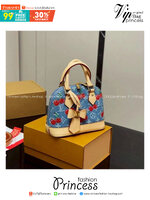 LV x TM Alma BB Monogram cherry denim 20cm กระเป๋าสะพายทรงโดม อัพลุคไฮน์ ขนาดกำลังดี หูจับในตัวใช้งานได้สะดวก โดดเด่นมีชีวิตชีวา ด้วยเดนิมวินเทจปักลายเชอร์รี่สีสันสดใสสะดุดตาสะท้อนสไตล์ไอคอนิก