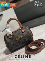 CELINE MINI CROSSBODY BAG VIP GIFT WITH PURCHASE (GWP) พรีเมี่ยมกิ๊ฟ Limited Edition จาก PERFUME DUTYFREE COUNTER กระเป๋าทรงหมอนมินิ วัสดุหนังทั้งใบ ตกแต่งด้วยโลโก้แบรนด์ปักเลื่อมทองด้านหน้า ด้านในเปิดปิดด้วยซิป มีช่องใส่ของกว้าง ใส่กระเป๋าสตางค์สั้น มือถ