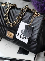 สินค้าเข้าใหม่ งาน Best Seller 🛍ทางร้าน ได้กระเป๋า จากแบรนด์ KEEP รุ่น KEEP shoulder chevron chain handbag สวย หรู มากๆ เลยน๊า กระเป๋าอยู่ทรง #หนังแกะนิ่มมากคะ สายโซ่สะพายสบายคะ สายปรับ สั้น ยาวได้คะ ภายในสีแดง มีช่องใส่ของจิกจิงหลายช่องแบ่งเก็บขอ