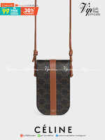 Celine Phone Pouch in Triomphe Canvas กระเป๋าใส่โทรศัพท์รุ่นนี้ มีดีไซน์ดูเรียบง่าย แต่ดูหรูหราด้วยลวดลาย Triompe ที่แสดงถึงความเป็นเอกลักษณ์ของ celine ช่องหลักที่มีความกว้าง สามารถใส่โทรศัพท์มือถือ ธนบัตร บัตรต่าง ๆ และของจุกจิกชิ้นเล็ก ๆ ได้แบบจุใจ หรือ