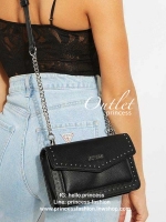 GUESS MILA STUDDED CROSSBODY BAG กระเป๋าสะพายข้างหรือแบบครอสบอดี้ร์ วัสดุลายหนังสวย หนังนิ่ม น้ำหนักเบาค่ะ ด้านหน้ามีอะไหล่โลโก้แบรนด์ พร้อมประดับหมุดดอกเล็กเพิ่มความเก๋เข้ามาให้ค่ะ เปิดปิดกระเป๋าแบบกระดุมแม่เหล็กภายในมีช่องหลักสำหรับใส่ของ สามารถใส่มือถื
