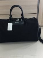 New arrival ! ของมันต้องมี♡ มาใหม่กับ กระเป๋าทรง Travel Bag ใส่ของได้เยอะมาก ไปต่างประเทศได้สบายคะ หมดห่วง **ผู้หญิงทุกคนต้องมี ตัวกระเป๋าทำจากผ้า Nylon อย่างดี สามารถกันน้ำได้ ทรงสวยมากคะ มีความอยู่ทรงในระดับนึง ด้านหน้ามีโลโก้สวยงาม อะไหล่เงินทั้