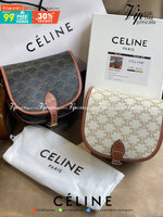 CELINE MEDIUM FOLCO BAG IN TRIOMPHE CANVAS หากใครที่กำลังมองหากระเป๋าสะพายข้าง ขนาดกะทัดรัด และเรียบหรู ต้องใบนี้เลยค่ะ เป็นกระเป๋าเปิดปิดแบบแบบฝาผับที่มีรูปทรงโค้งและที่ล็อกรูปทรงคล้ายเข็มขัด อีกทั้งยังสะท้อนความสวยสไตล์สาวปารีสได้อีกด้วย ด้านในของรุ่นนี