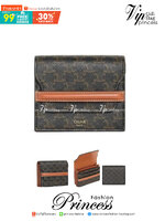 CELINE SHORT WALLET กระเป๋าสตางค์ซีลีนใบสั้น วัสดุ Triomphe Canvas หนังขึ้นลาย Signature Brand สวยอยู่ทรงมีโลโก้ด้านหน้าเปิดปิดด้วยฝาพับคาดเเถบหนังด้านหน้า ภายในมีโลโก้ มีช่องแบ่งหลายช่อง มีช่องใส่บัตรหลายช่อง สามารถช่องใส่เหรียญ บัตร ธนบัตรเเบบพับได้ ไอเ