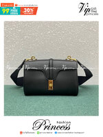 CELINE Teen Soft 16 In Smooth Calfskin / CELINE TRIOMPHE CROSSBODY BAG กระเป๋าสุดเรียบง่ายคงความสไตล์เซลีนเป็นอย่างดี ดีไซน์สวยหรูสุดคลาสสิคหนังเรียบสวยอยู่ทรงเปิดปิดด้วยฝาปิดล๊อคบิดโลโก้แบรนด์อะไหล่ทองวิ้งๆภายในมีช่องแบ่งเป็นสัดส่วนและมีช่องซิปหัวซิปแบรน