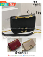 CELINE Classique Triomphe Bag in shiny / CELINE TRIOMPHE WITH CHAIN กระเป๋าสะพายทรงกล่องคล้าย Classic Box แต่มีรุ่นใหม่ออกแบบโลโก้สะดุดตาวินเทจ ด้วยดีไซน์ที่ดูโฉบเฉี่ยว