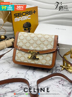 หนังแท้ CELINE MEDIUM TRIOMPHE BAG IN TRIOMPHE CANVAS AND CALFSKIN / CELINE TEEN สาวๆที่กำลังมองหากระเป๋าน่ารักเอาไว้ใช้ในวันสบาย ๆ แต่ไม่รู้เลือกกระเป๋า Celine รุ่นไหนดี แนะนำรุ่นนี้เลยคะ เป็นกระเป๋าสะพายข้างขนาดกำลังดี สวยแบบคลาสสิก หรูหราด้วยแคนวาสเคลื