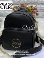 VERSACE JEANS COUTURE CHAIN-EMBOSSED BACKPACK 2019 กระเป๋าสะพายหลัง//สะพายไหล่ได้ด้วยคะ วัสดุหนังเรียบ หนังดีนิ่มมือมากๆค่ะ ด้านหน้ามีโลโก้แบรนด์ พร้อมช่องซิปขนาดกลางใส่ของค่ะ เปิดปิดช่องหลักแบบซิป ภายในโล่ง มีช่องซิปและช่องเล็กให้ใส่ของจุกจิกคะ สายสะพายด
