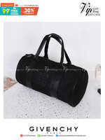 Givenchy Black Oxford Fabric Travel Bag สินค้าเป็นของใหม่ จากเค้าเตอร์เครื่องสำอาง/น้ำหอมของแบรนด์ กระเป๋าใบใหญ่สีดำ ทำจากผ้า Oxford สามารถกันน้ำได้ระดับนึง ด้านในบุด้วยผ้าซับสีดำอีกชั้น รุ่นนี้เป็นทรงกระบอก ตัวสายสะพายไหล่ทำจากหนัง แข็งแรงและทนทาน ใช้เป็