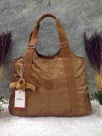 Kipling รุ่น Cicele กระเป๋าสะพายไหล่ใบใหญ่ สวยน่ารัก ตัวกระเป๋าด้านในเป็นช่องโล่งแบบปิดเปิดด้วยซิป มีช่องซิปด้านใน ด้านข้างกระเป๋า มี 2 ช่อง ปิดเปิด ด้วยเทป พร้อมที่ใส่โทรศัพท์ ปากกา และ MP 3 ในส่วนด้านใน และ ด้านข้างกระเป๋า ซ้าย-ขวา เป็นช่องขนาดเล็กสำหรั