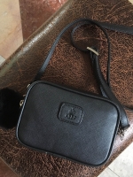 สินค้าขายดีมากี่รอบก้อหมด KEEP รุ่น Saffiano Box clutch&shoulder bag กระเป๋าสะพายทรงน่ารัก ตัวกระเป๋าถอดสายถือเป็นคลัช ออกงาน หรือสะพายพาดลำตัวได้เลย จุดเด่น ที่ตัวกระเป๋าทำจากหนัง Saffiano prada คะ สวย ทน ดูแลทำความสะอาดได้ง่าย ขนาดกำลังดีใส่โทรศัพท์ ได้