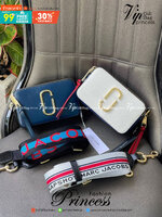Marc Jacobs Snapshot Bag กระเป๋าแบรนด์ดังจากสัญชาติอเมริกัน นับได้ว่ารุ่นนี้เป็นรุ่นทรงฮิตเลยทีเดียว โดยด้านหน้ากระเป๋าจะเป็นโลโก้แบบโลหะที่เป็นสัญลักษณ์ของแบรนด์นี้ มาพร้อมสายสะพายที่จะสะพายยังไงก็ดูโดดเด่น เพราะขนาดใหญ่ที่สกรีนตัวอักษรโลโก้ ในรูปแบบต่าง