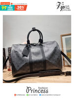LV KEEPALL BANDOULIERE MONOGRAM ECLIPSE REVERSE กระเป๋าเดินทางสุดคลาสสิค ทึ่ใครๆก็เฝ้ารอ ไอเท็มที่จะทำให้การเดินทางไม่ธรรมดาอีกต่อไป ด้วยดีเทลความเป็นเอกลักษณ์ เรียบแต่หรู วัสดุหนังแคนวาสคุณภาพดี ลวดลายโมโนแกรม เปิด-ปิดด้วยซิปแน่นหนา มีกุญแจล็อคได้ มีสายส