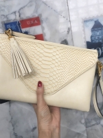 มาตามคำเรียกร้องคะสำหรับ size นี้ รอบนี้ ได้ ของ KEEP BRAND มาคะ รับรองความสวย 😍กระเป๋า KEEP Doratry shoulder &clutch bag ตัวกระเป๋าผลิตจากหนังแกะเทียม ตัดกับ ลายงู ลายหนังชัดเจน สวย อะไหล่ทองเพิ่มความหรูให้กับกระเป๋าสุดๆคะ 🌵จุดเด่นคือ สาม