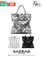 BAO BAO ISSEY MIYAKE TOTE BAG (6x6) กระเป๋าสะพายไหล่ ใบใหญ่ ทรงโท้ท จุดเด่นคือ ปรับได้หลายทรงตามเอกลักษณ์เฉพาะของแบรนด์นี้ ด้านในใส่ของได้เยอะมาก ใส่ไอแพด สมุดโน้ตได้สบายเลย พร้อมช่องซิปใส่ของให้อีกหนึ่งช่อง วัยทำงานหรือวัยนักศึกษา อย่างน้อยต้องมีแบรนด์นี