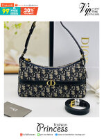 DIOR 30 MONTAIGNE CIGALE MINI BAG กระเป๋าสะพายไหล่ทรงโฮโบ รุ่นใหม่ล่าสุด ไซส์มินิที่ไม่ได้เล็กอย่างที่คิด เพราะใบนี้สามารถใส่ของสำคัญได้ครบ ดีไซน์สวยคลาสสิค เรียบแต่โก้ น้อยแต่หรูหรา