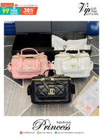 CHANEL vanity with chain top handle Lambskin & Gold-Tone Metal กระเป๋าทรงกล่องน่ารัก คิ้วๆ vanity งานจริงสวยมากๆ มาพร้อมอุปกรณ์ครบชุด พร้อมส่งที่ไทย ภาพถ่ายจากงานขายจริง ใช้งานต่างประเทศได้