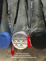 Guess Laiken mini crossbody bag กระเป๋าสะพายข้างด้านหน้าติดโลโก้แบรนด์ รูปทรงดีไซน์เก๋ เป็นรูปวงกลม เปิดปิดด้วยช่องซิปยาว ด้านในเป็นช่องกว้าง มีป้ายแบรนด์ติดด้านใน และมีช่องเสียบ สายสะพายทรงสปอร์ต สามารถปรับระดับได้ ทรงเก๋ๆ ชิคๆ ชิวๆ แบบนี้ รีบสอยนะคะ