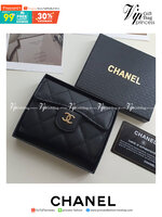 CHANEL SMALL WALLET พร้อมส่งรุ่นใหม่ ♡♡ กับ กระเป๋าสตางค์แบบพับใบสั้น งานพรีเมี่ยมกิ้ฟท์จากเค้าเตอร์ต่างประเทศ หนังสัมผัสลายด้าน จากแบรนด์ CHANEL (GWP) ด้านหน้ามีโลโก้แบรนด์ CC **อะไหล่สีทองหรู เปิดปิดด้วยกระดุมแม่เหล็ก ด้านในแบ่งช่องได้ถึง 