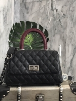 สินค้าเข้าใหม่ งานขายดี 🛍ทางร้าน ได้กระเป๋า จากแบรนด์ KEEP ทรงสวย หรู มากๆ เลยน๊า กระเป๋าอยู่ทรง หนังลายคาเวียร์ นิ่มมากคะ สายโซ่สีดำรมควัน มีที่รองไหล่ สะพายสบายคะ สายปรับ ขนาดกะลังดีคะ ใบจริงสวยมาก เข้ากับชุดได้ง่ายมากๆ ถือหรือสะพายได้2แบบเลยค่า