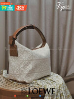 LOEWE CANVAS BAG VIP GIFT WITH PURCHASE (GWP) พรีเมี่ยมกิ๊ฟ Limited จาก LOEWE HAUTE PARFUME DUTYFREE COUNTER วัสดุ CANVAS ตัดหนังแท้ ดีไซน์ทรงยอดฮิตประจำปีเลย! ปักโลโก้แบรนด์บนผ้าทั้งใบเป็นเอกลักษณ์ เปิดปิดด้วยซิปยาวภายในโล่งกว้าง ใส่กระเป๋าสตางค์ยาว มือถ