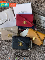 Celine MEDIUM TRIOMPHE BAG IN SHINY มีรูปทรงเป็นกล่องคล้ายกับกระเป๋า Classic Box แต่มีการออกแบบโลโก้ที่สะดุดตาแบบวินเทจ ด้วยดีไซน์ที่ดูโฉบเฉี่ยว แต่คงความคลาสสิคอย่างเต็มเปี่ยม ทำให้เป็นที่ดึงดูดความสนใจของสาวๆ สายสะพายสามารถปรับระดับได้ มีความคล่องตัวในก