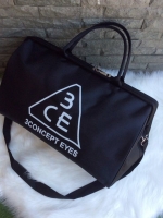 Don't Miss! กระเป๋าเดินทางแบรนด์ดัง 3CE ของแท้จากเกาหลีวัสดุ NYLON เนื้อหนาสีดำสกรีนโลโก้ 3CE ด้านหน้า หูหิ้วหนังแข็งแรงสะพายไหล่ได้ ใบใหญ่จุใจใส่เสื้อผ้า รองเท้าของใช้ได้เยอะ น้ำหนักเบา ดูแลรักษาทำความสะอาดง่าย เปิดปิดด้วยซิปสะดวกใช้ ภายในมีช่องเล็ก