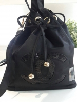 New Arrival !! กระเป๋าทรง nylon bucket style จับจีบน่ารัก ของแท้จากงาน vip gift เคาเตอร์แบรนด์ chanel ตัวกระเป๋าทรงจากไนล่อน กันน้ำทั้งใบ อะไหล่ทองปั้มแบรนด์ ด้านหน้าปักเลื่อม CC สุดหรู ด้านในจุของได้เยอะ บุผ้าปั้มแบรนด์พร้อมช่องซิปอีกหนึ่งช่อง ใส่ ipad m