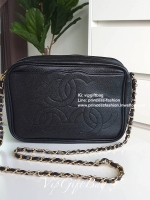 CHANEL VIP GIFT BAG รุ่น CHAIN CROSSBODY กระเป๋าของสมนาคุณ จากพรีเมี่ยมกิ้ฟแบรนด์ดังอย่าง CHANEL วัสดุหนังสังเคราะห์ ลายคาเวียร์สุดหรูเต็มใบ #เล่นแสงสวยมาก ด้านในเปิดปิดด้วยซิปCC อะไหล่ทอง มีช่องซิปแยกอีกหนึ่งช่อง สามารถใส่กระเป๋าสตางค์ใบยาว ของจุกจิกได้ส